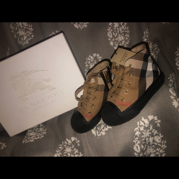 Burberry boys shoes Euro size 26, US size 9.5 - Picture 1 of 1